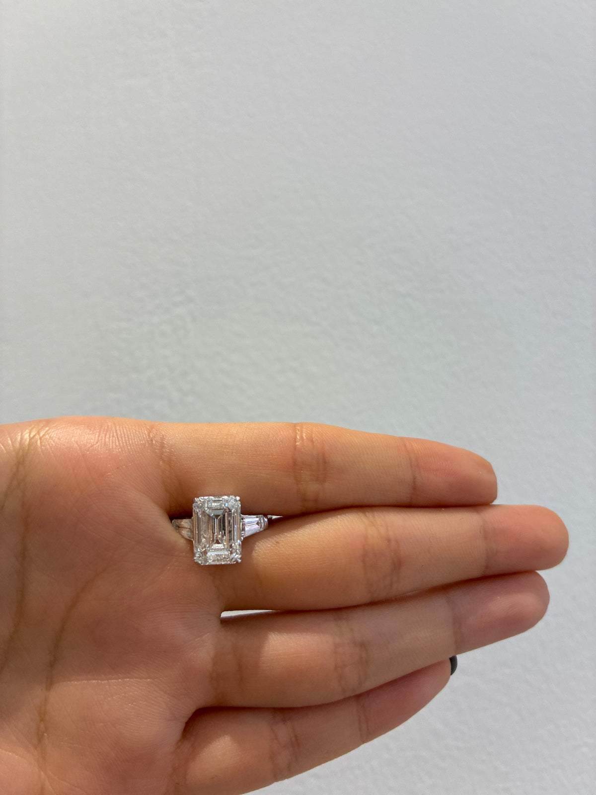 Deposit for lissa//18k white gold//4cts of the central diamond //with 2 side diamond