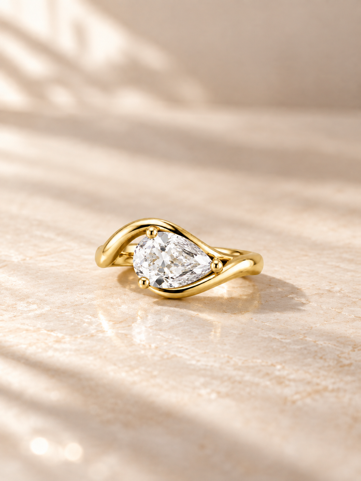 TEAR DROP/1 CT /14k YELLOWGOLD/CURVED BAND, lifestyle view